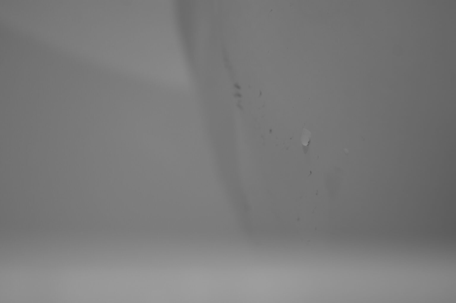 detal kropli wody na torsie manekina na jasnym tle.