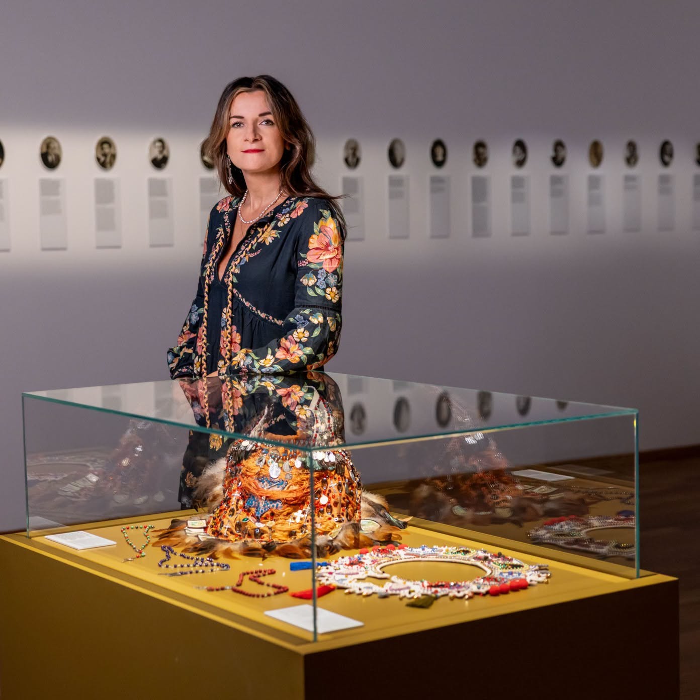 dr Katarzyna Stanny przy swojej pracy, będącej częścią wystawy „Maryja, Żydówka, Królową Polski” w Muzeum Polin